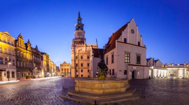 Polonya 'nın batısındaki Poznan Eski Pazar Meydanı' nın gece manzarası. 5 HDR görüntüsünden panoramik kurgu