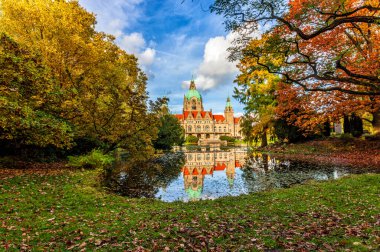Hannover Şehri Yeni Belediye Binası Renkli devrilen ağaçlarla dolu