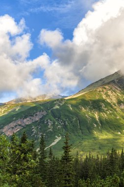 Polonya Tatra dağları yaz manzarası mavi gökyüzü ve beyaz bulutlar. HDR resmi