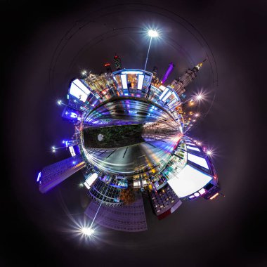 Sovyet Dönemi Kültür ve Bilim Sarayı ile Varşova 'nın gece silueti. Küçük gezegen olarak 360 derece panoramik montaj