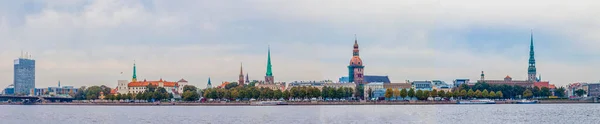 Riga Oude Stad Skyline Uitzicht Rivier Daugava — Stockfoto