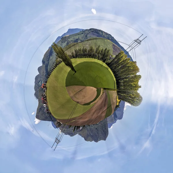 Miniaturowa Planeta Doliny Polami Rolniczymi Pomiędzy Górami — Zdjęcie stockowe
