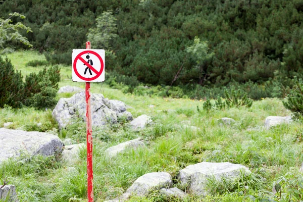 ポーランドのタトリー自然公園に歩行者標識はありません — ストック写真