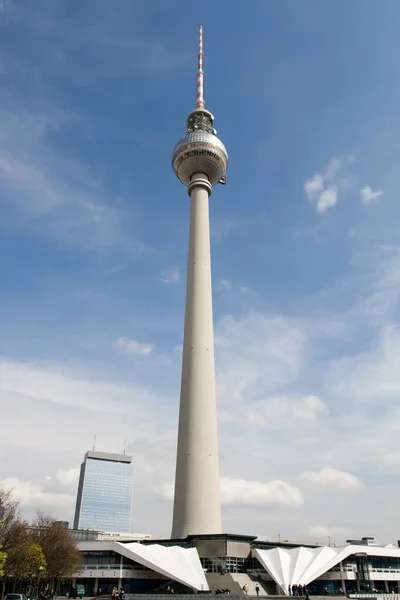 柏林电视塔对着蓝天 — 图库照片