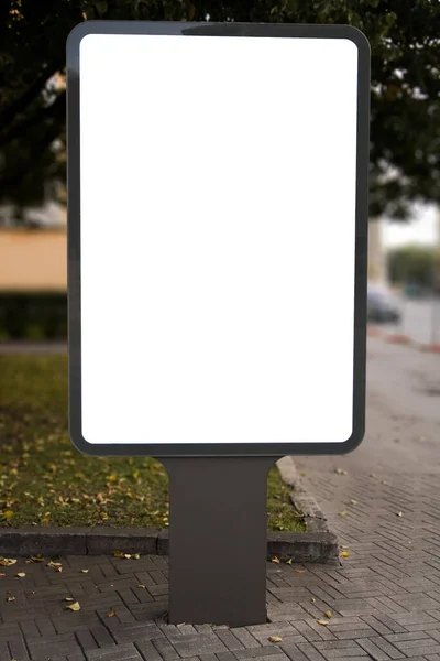 Display Cartelloni Pubblicitari Bianco Sul Marciapiede Con Percorso Ritaglio Tuo — Foto Stock