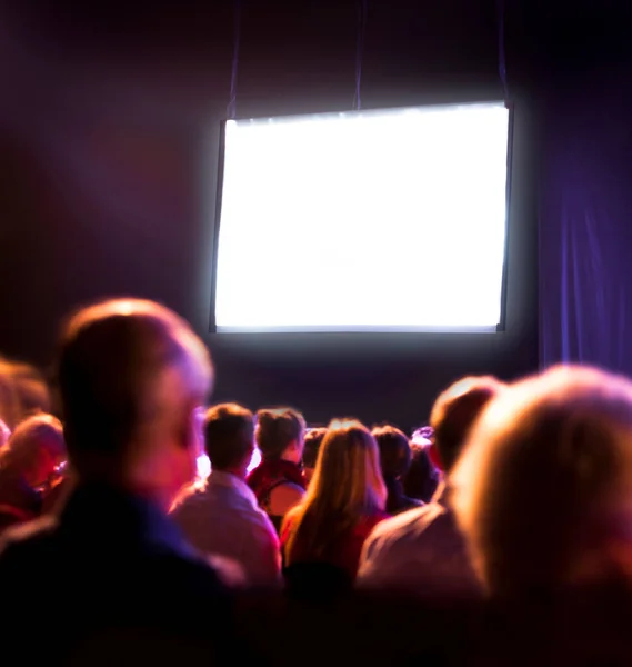 Pubblico Folla Nel Buio Guardando Schermo Luminoso — Foto Stock