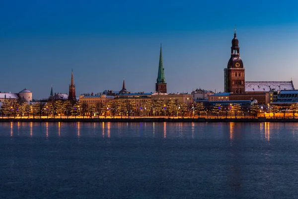 Riga Eski Kasabası Şafak Vakti Ufuk Çizgisi — Stok fotoğraf