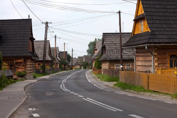 Ulica Tradycyjnymi Góralskimi Drewnianymi Domami Miejscowości Chocholow Polska — Zdjęcie stockowe