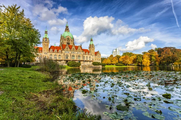 Das Neue Rathaus Der Stadt Hannover Mit Bunten Herbstbäumen — Stockfoto