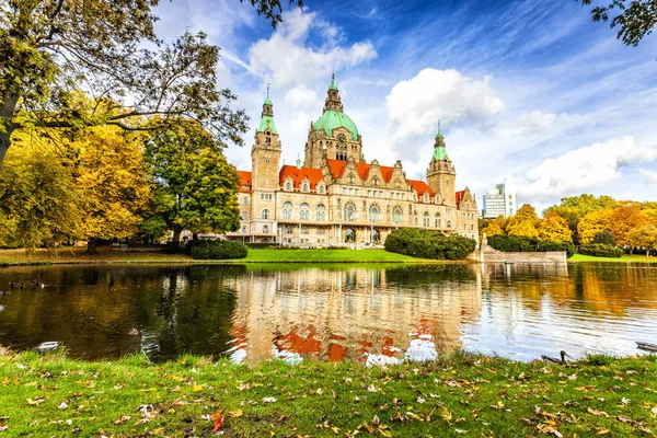 Das Neue Rathaus Der Stadt Hannover Mit Bunten Herbstbäumen — Stockfoto