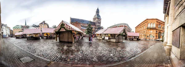 ラトビアのリガドーム広場のクリスマスマーケット 180度パノラマモンタージュ — ストック写真