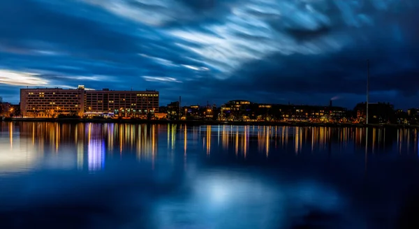 Skyline Riga Scatto Notturno Con Riflessi Scenici Dell Acqua Nelle — Foto Stock