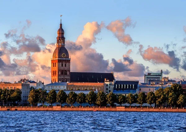 Gün Batımında Riga Old Town Resimden Panoramik Montaj — Stok fotoğraf