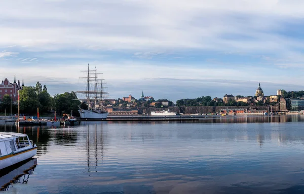 Stockholmer Skyline Bei Tageslicht Mit Stationärem Großschiff Hotel — Stockfoto