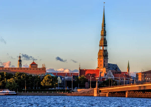 Ciudad Vieja Riga Durante Atardecer Montaje Panorámico Imágenes —  Fotos de Stock