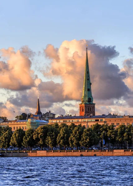 Ciudad Vieja Riga Durante Atardecer Montaje Panorámico Imágenes —  Fotos de Stock