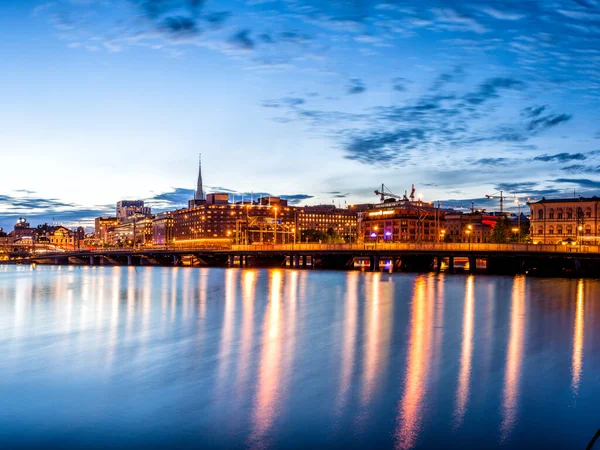 斯德哥尔摩日落天际线与市政厅 从Riddarholmen看 — 图库照片