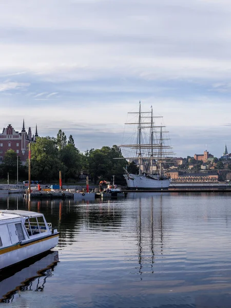 斯德哥尔摩日光天际线全景 设有固定的高船用酒店 — 图库照片