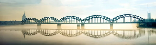 Silueta Riga Puente Ferroviario Nebulosa Madrugada — Foto de Stock