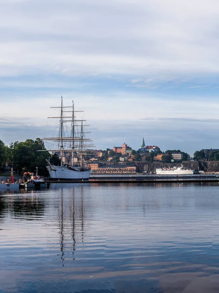 斯德哥尔摩日光天际线全景 设有固定的高船用酒店 — 图库照片
