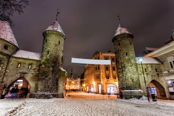 Ночной Вид Башни Viru Gate Старом Городе Таллинна Эстония — стоковое фото