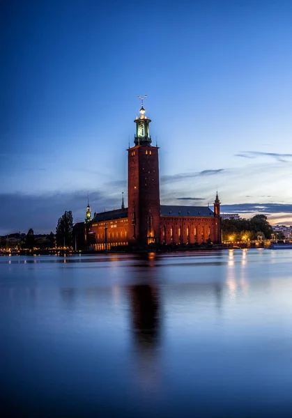 Zachód Słońca Sztokholmie Ratuszem Widziany Riddarholmen — Zdjęcie stockowe