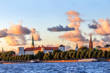 Gün batımında Riga Old Town Skyline Panoraması.