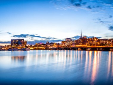 Stockholm Günbatımı, Riddarholmen 'dan görüldüğü gibi belediye binasıyla gökyüzü..
