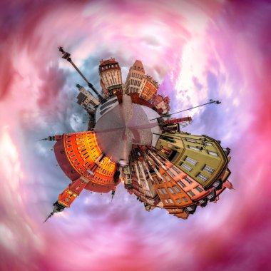 Varşova Kraliyet Kalesi Meydanı 'nın küçük gezegeni Polonya' nın ufuk çizgisi. İşlem sonrası efektli 28 resimden 360 derece pnanoram