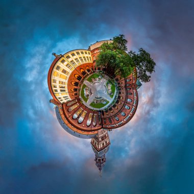 Gün batımında Riga Dome katedralinin iç avlusunda küçük bir gezegen.