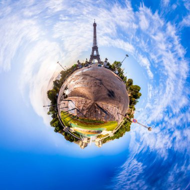 Fransa, Paris 'teki Pont d' Iena 'dan görülen Eyfel Kulesi' nin minyatür manzaralı küçük gezegeni. 360 derece panoramik görünüm