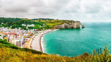 Etretat şehri ve görünür kemer, sahil kıyısı ve kasabası, Normandiya, Fransa, Avrupa 'daki doğal tebeşir kayalıkları.