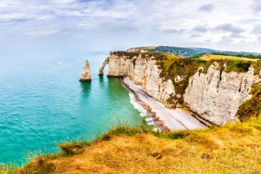 Etretat 'ın doğal tebeşir kayalıkları manzarası görünür kemer ve sahil kıyıları, Normandiya, Fransa, Avrupa