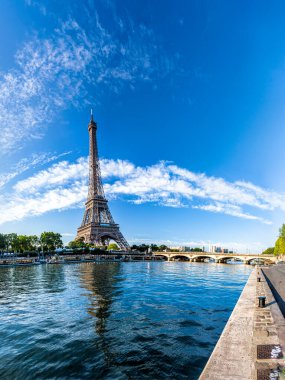 Eyfel Kulesi 'nin manzarası ve Paris, Fransa' daki Seine nehri manzarası. 360 derece panoramik görünüm