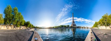 Eyfel Kulesi 'nin manzarası ve Paris, Fransa' daki Seine nehri manzarası. 360 derece panoramik görünüm