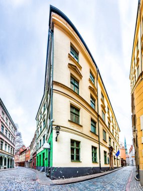 Renkli evleri olan Riga Old Town sokakları, Letonya. 360 derece panoramik montaj