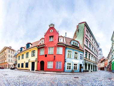 Renkli evleri olan Riga Old Town sokakları, Letonya. 360 derece panoramik montaj