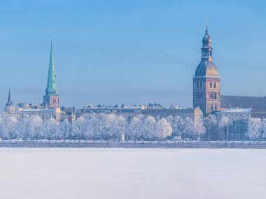 Letonya 'nın başkenti Riga' nın kışın ufuk çizgisi. Karla kaplı ağaçları olan eski bir kasaba..