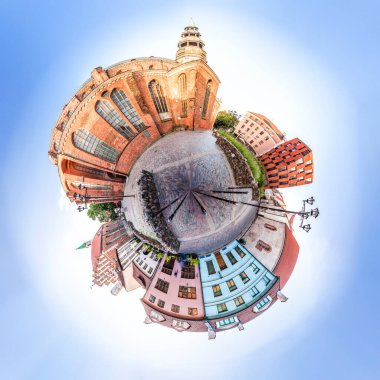 St. Peter ve St. John Kiliseleri yakınlarında eski evleri olan minyatür gezegen Küçük Meydan. 41 HDR görüntüsünün panoramik montajı
