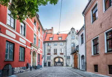 Riga 'daki İsveç Kapısı. Sadece şehrin ortaçağ savunma duvarının kalan kapısı. 3 HDR resminin panoramik montajı
