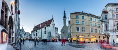 Akşamları belediye binası olan Tallinn Old Town caddeleri kalabalıktı. 7 HDR görüntüsünden panoramik montaj. Hareket bulanıklığı ile uzun pozlama