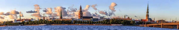 Riga Old Town Panorama Během Západu Slunce Panoramatická Montáž Obrázků — Stock fotografie
