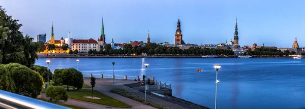 Riga Kalesi Daugava Nehri Üzerinde Mavi Saatte Görülen Birçok Kiliseyle — Stok fotoğraf