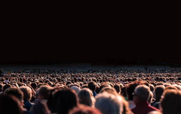 人々の大群衆のパノラマ写真 スローシャッタースピードモーションブラー — ストック写真