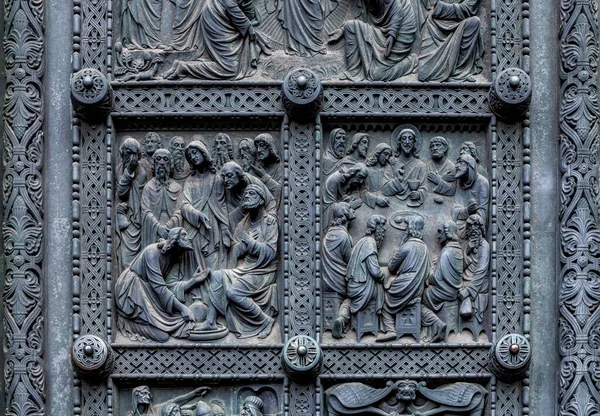 ブレーメン大聖堂の金属製の扉の破片には 弟子たちの足を洗うイエスを描いた装飾が施されています レリーフは1891年にピーター フックスによってデザインされた — ストック写真
