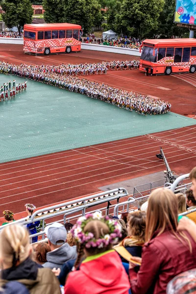 Riga Łotwa Lipiec 2015 Widownia Oglądająca Tancerzy Tradycyjnych Strojach Występujących — Zdjęcie stockowe