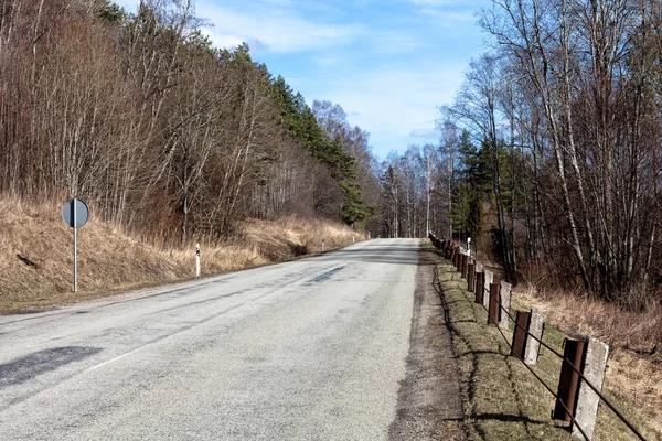 Tomma Landsvägen Med Gammal Rostig Barriär Tidigt Våren — Stockfoto