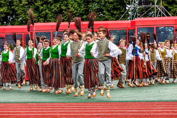 Riga Lettonia Luglio 2015 Ballerini Costume Tradizionale Esibiscono Grand Folk — Foto Stock