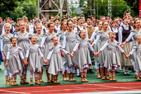 Riga Latvia Julio 2015 Bailarines Actúan Gran Concierto Danza Folclórica —  Fotos de Stock