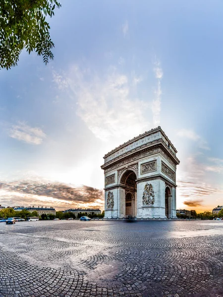 Paris Triumphal Arch Arc Triomphe Etoileは フランスのシャルル ゴール広場の中心にあるシャンゼリゼ通りの西端に位置しています 陽射しがいい早朝 — ストック写真